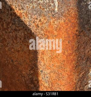 Arancio brillante acciaio arrugginire in natura. Close up trame e ombre Foto Stock