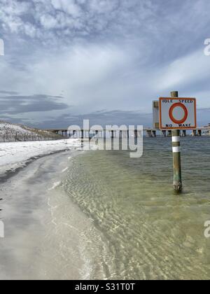 Nessun segno di riattivazione per le barche nel porto di Destin, in Florida Foto Stock