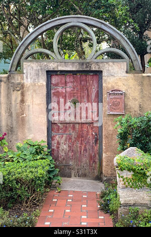 Bridge Street Garden Gate, St. Augustine, Florida, Stati Uniti. La casa fu costruita nel 1889 per la Comtesse de Montjoye, moglie di un nobile francese. Foto Stock