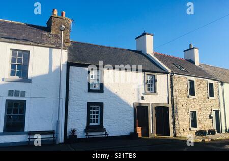 Le case che costeggiano il porto a Isola di Whithorn, Dumfries and Galloway, Scozia Foto Stock