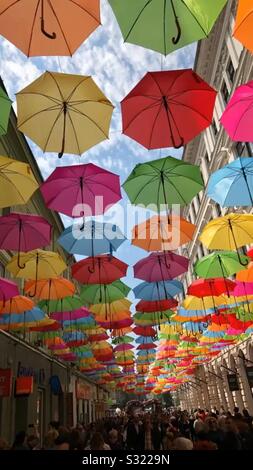 Ombrelloni colorati su una strada in Timisoara, Romania Foto Stock