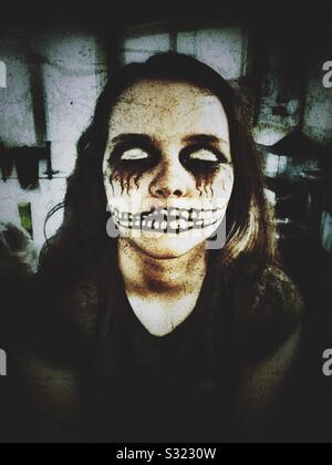 12 anno vecchia ragazza in creepy Halloween trucco Foto Stock