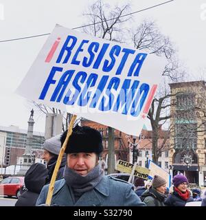 18th gennaio. 2020 Pioneer Valley Women’S March, Springfield, Massachusetts, Stati Uniti. Un uomo ha un segno che legge "Rista fascismo!" ("Resistete al fascismo!") Foto Stock