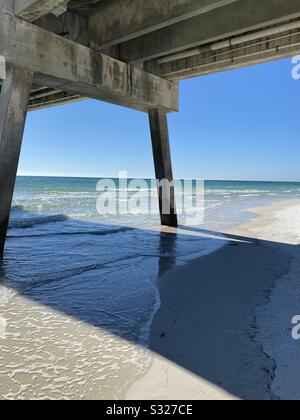 Vista del Golfo del Messico acqua da sotto Okaloosa molo di pesca Foto Stock