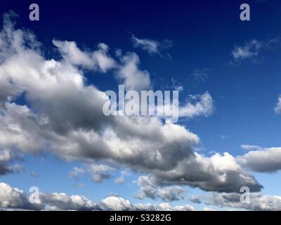 Cumulus nuvole contro il cielo blu. Foto Stock