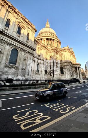 Un taxi di Londra di fronte a St Paul a Londra Foto Stock