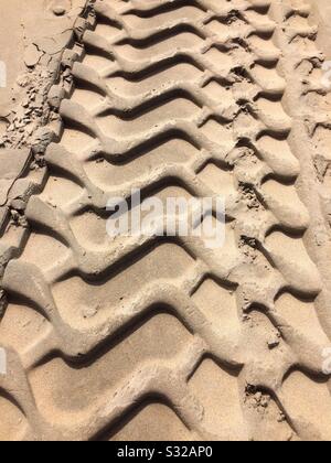 Gommista nella sabbia in spiaggia, in primo piano Foto Stock
