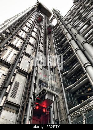 I passeggeri viaggiano negli ascensori dell'edificio Lloyd's di Londra a Londra, in Inghilterra Foto Stock