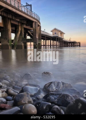 Molo Penarth con alta marea a lunga esposizione. Galles Del Sud, Gennaio. Foto Stock