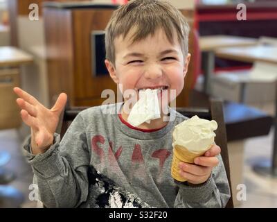 Ragazzo carino a mangiare il gelato Foto Stock