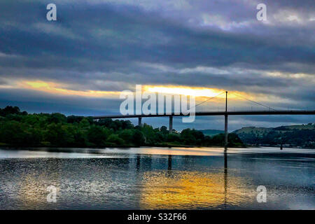 Ponte Erskine in Scozia occidentale che corre sul fiume Clyde che collega Old Kirkpatrick a Erskine. Foto Stock