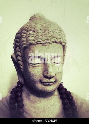 Buddha con perle di Mala, con un effetto grunge. Foto Stock