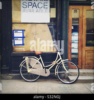 Bici fredda parcheggiata di fronte allo Space for Rent Foto Stock