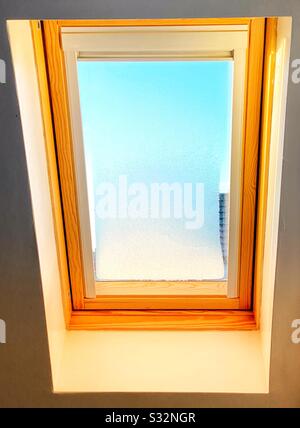 Lucernario con vetro smerigliato alla luce del sole della mattina presto in una fredda mattina invernale Foto Stock