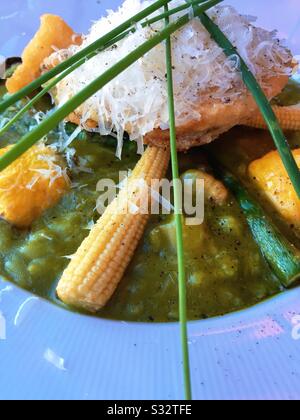 Entrée gourmet del risotto asparagi verdi con fiori di zucca di mais e zucca patty pan, Stati Uniti Foto Stock