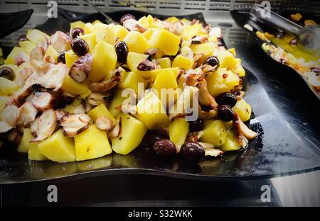 Insalata di patate con polpo grigliato Foto Stock