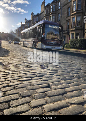 Edinburgh Lothian Bus in una strada acciottolata residenziale Foto Stock