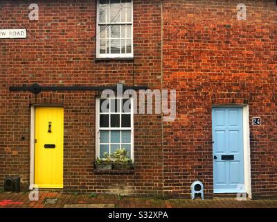 Pittoreschi cottage con ingresso colorato a Lewes, East Sussex (Inghilterra) Foto Stock
