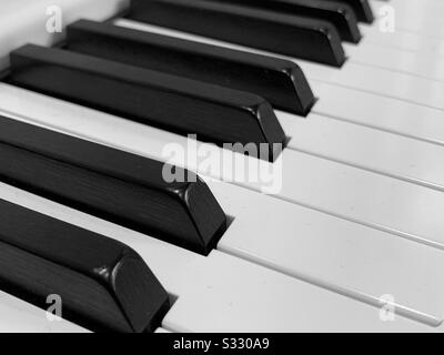 Tasti piano bianco e nero. Chiusura della tastiera Foto Stock
