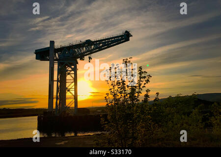 Gru Titan sul fiume Clyde al tramonto. Foto Stock