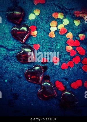 Perle di vetro a forma di cuore e paillettes. Foto Stock