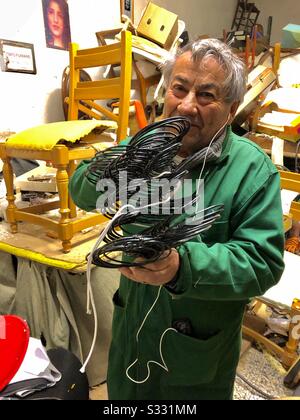Ritratto artigianale italiano tradizionale italiana di tappezzeria ritratto nel suo negozio Ravenna Italia Foto Stock