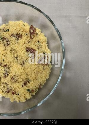 Farofa, una miscela di farina di manioca tostata, con salsiccia. Tipico contorno brasiliano. Foto Stock