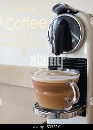 Macchina da caffè con caffè appena fatto Foto Stock