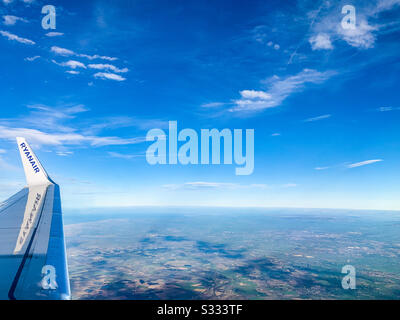In volo in arrivo all'Aeroporto di Manchester in breve finale su Ryanair Boeing 737-8AS EI-GSJ Foto Stock