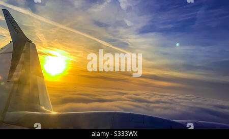 In volo Ryanair all'alba Foto Stock