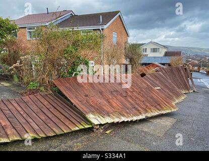 Recinzione da giardino completamente distrutta da una tempesta invernale Foto Stock