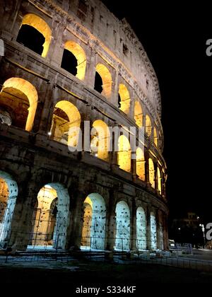 colosseo romano nell'ottobre 2019 illuminato di notte Foto Stock