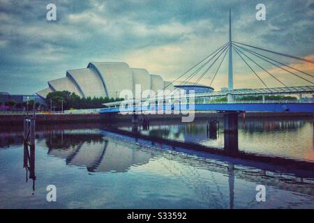 Bells Bridge, Clyde Auditorium (Armadillo) e SSE Hydro sul fiume Clyde a Glasgow, Scozia. Foto Stock