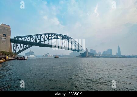 Harbour Bridge di Sydney e lo skyline della città da Mission Point Foto Stock