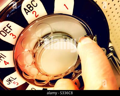 Il payphone pubblico vintage è composto da un uomo caucasico, Stati Uniti Foto Stock
