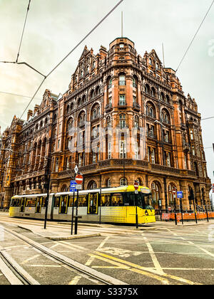 Tram Metrolink che passa davanti all'hotel midland nel centro di Manchester Foto Stock