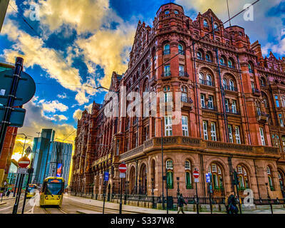 Tram Metrolink che passa davanti all'hotel midland a Manchester Foto Stock