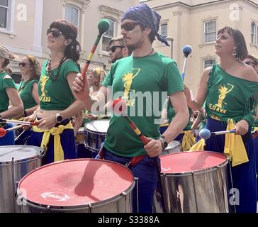 Batteristi al Carnevale di San Paolo a Bristol Foto Stock