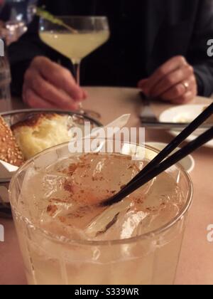 Limone goccia martini e cetriolo Martini primo piano su un tavolo da ristorante, USA Foto Stock