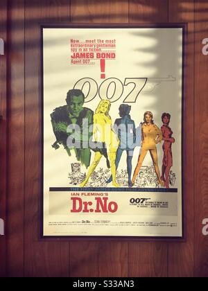 Vintage 1962 James Bond poster "Dr. No" incorniciato in un museo mostra stile soggiorno, USA Foto Stock