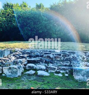 Rainbow al sito archeologico di El Rey, Cancun, Quintana Roo, Messico Foto Stock