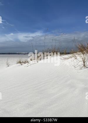 Dune di sabbia bianca e spiaggia con cielo blu Foto Stock