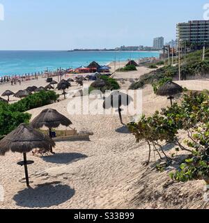 Playa Delfines, una spiaggia nella zona degli hotel, Cancun, Quintana Roo, Messico Foto Stock