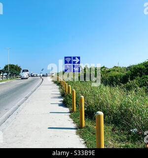 Camminando su una collina verso un segno ideografico vicino a Playa Delfines, una spiaggia nella zona dell'hotel, Cancun, Quintana Roo, Messico Foto Stock