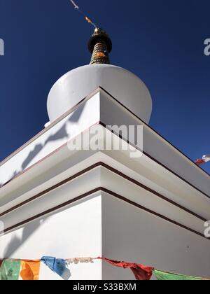 Stupa nelle montagne dell'Himalaya, Nepal. Foto Stock