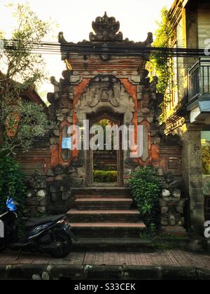 Porta d'ingresso ornata ad una casa residenziale a Ubud, Bali, Indonesia Foto Stock