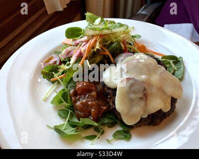 Keto agnello hamburger non bun con insalata. Foto Stock