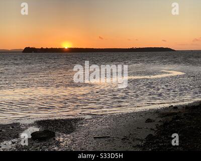 Tramonto su Brownsea Island e Poole Harbour, Dorset, Inghilterra, Regno Unito Foto Stock