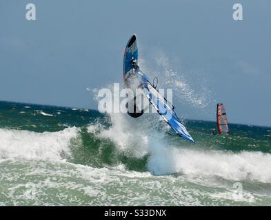 Il windsurfer rotola nell'aria Foto Stock