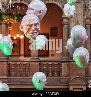 Teste Galleggianti A Kelvingrove Art Gallery Glasgow, Scozia. Foto Stock